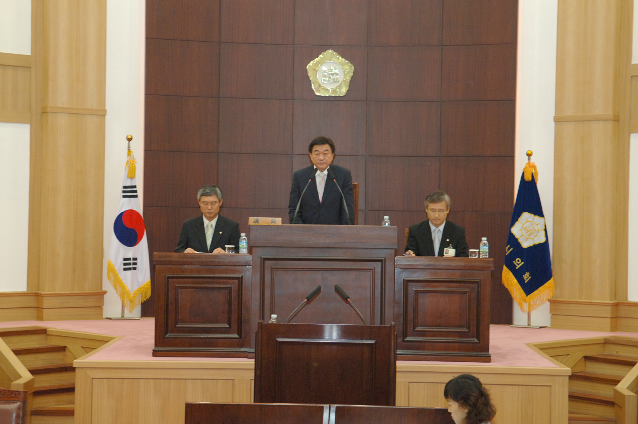 제99회 임시회 의장단선거를 위한 최상길 임시의장 회의주재